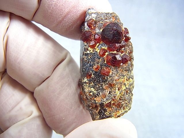 画像: 福建省産スペサルティンガーネット付きスモーキー水晶原石 12.0g