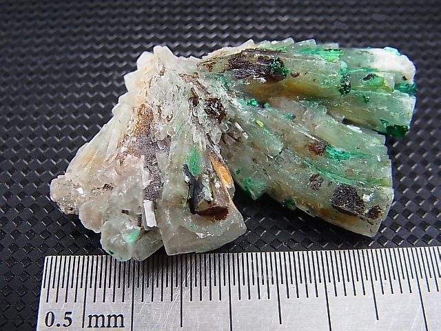画像: コンゴ産柱状結晶バライトクラスター/マラカイト原石 19.4g